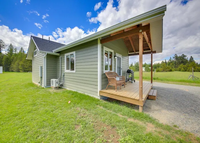 Peaceful Bonners Ferry Cabin W/ Deck & Mtn Views!