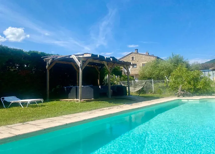 Gite 4p, 2 chambres, jardin, piscine à partager