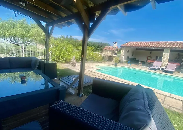 Gite 4p, 2 chambres, jardin, piscine à partager