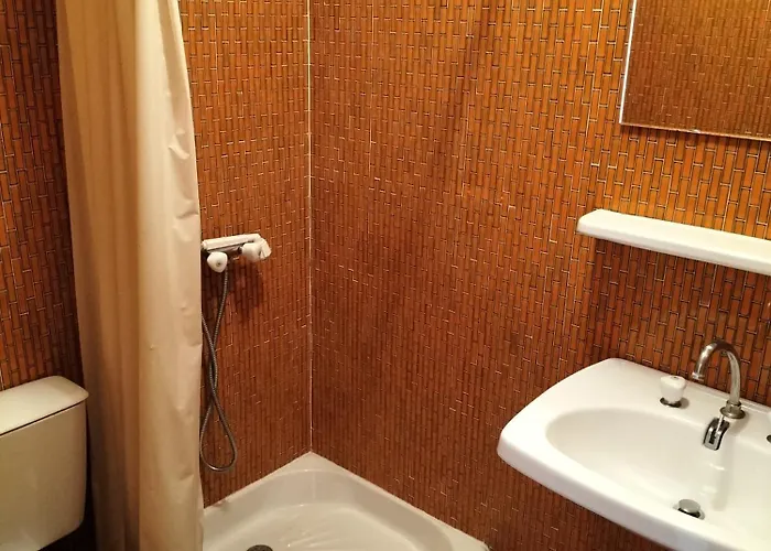 Chambre Triple avec Balcon et Salle de Bains Privative 4