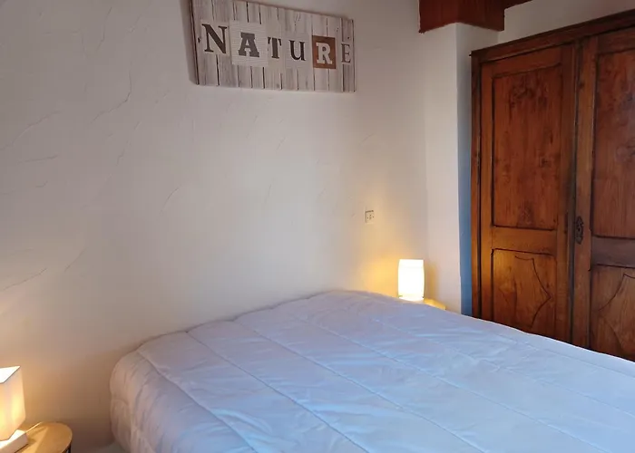 2 hébergements différents un gîte avec 2 chambres et une chambre avec kitchenette