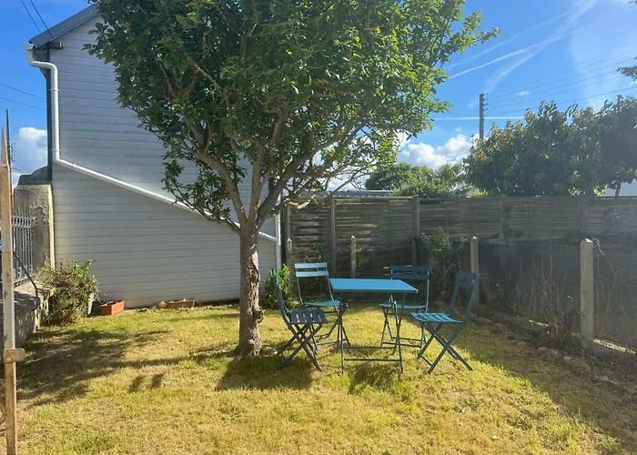 Appartement 35 m2 1er étage 200 m de la mer avec jardin