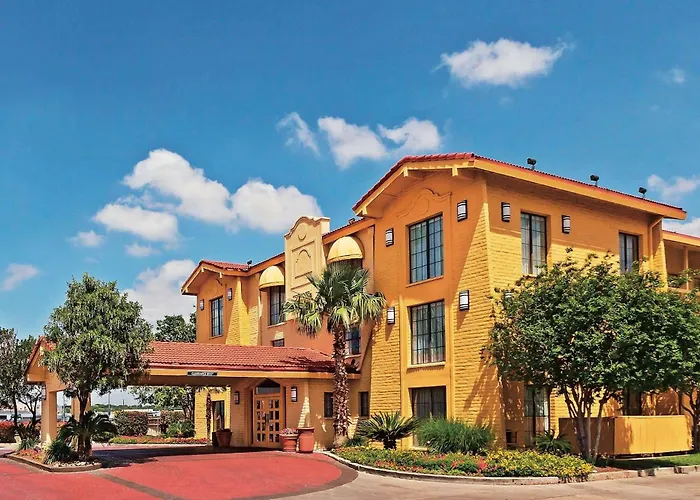 Super 8 By Wyndham San Antonio Near Seaworld Ingram Park