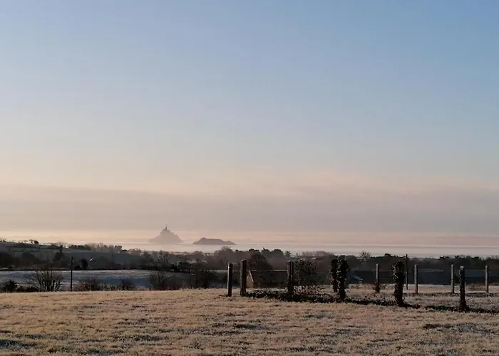 Vue Mt-St-Michel, Élégance, calme et baby-foot Bonzini