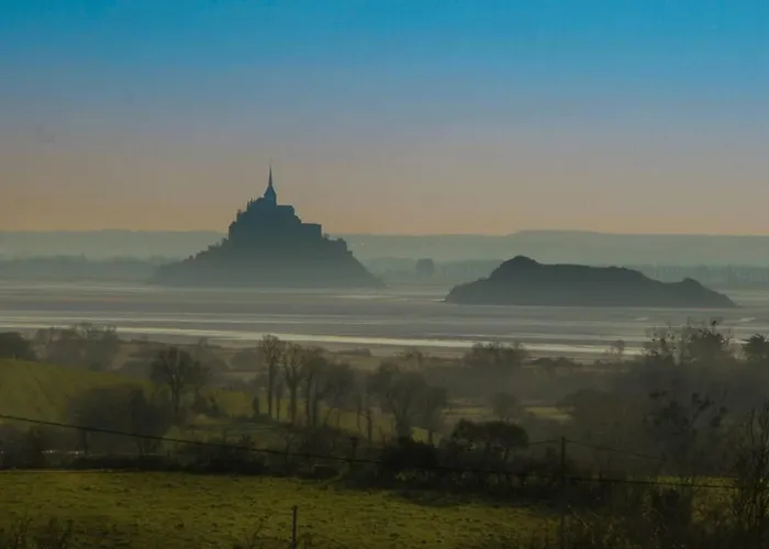 Vue Mt-St-Michel, Élégance, calme et baby-foot Bonzini