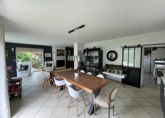 Maison avec piscine entre plage et montagne
