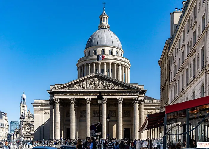 QUARTIER EMILY IN PARIS NOTRE DAME