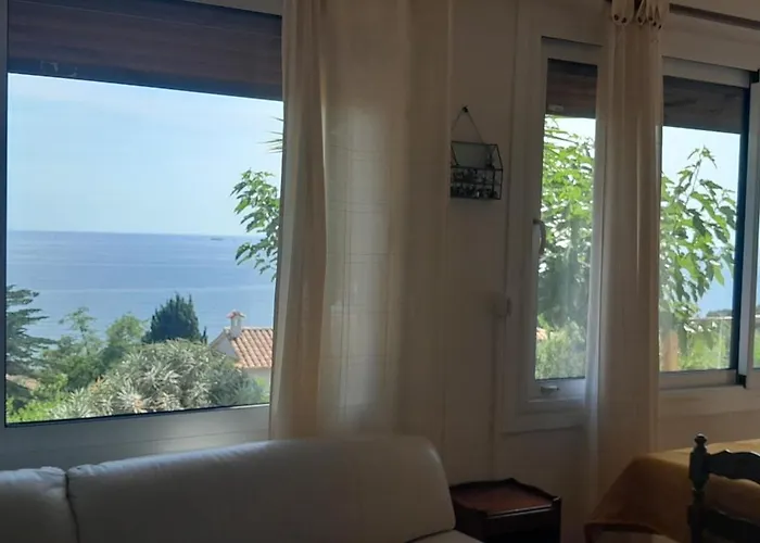 F3 RDC villa vue mer 180 face à la pointe de Giens