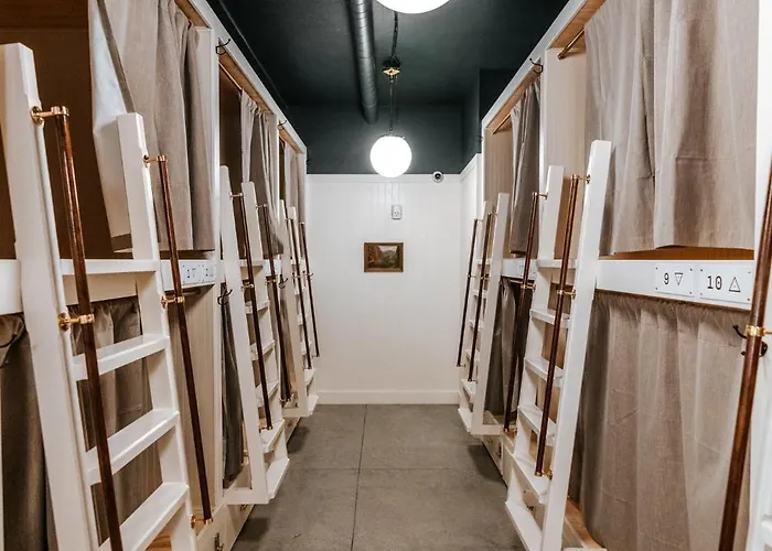 Hotel near College: Cache House