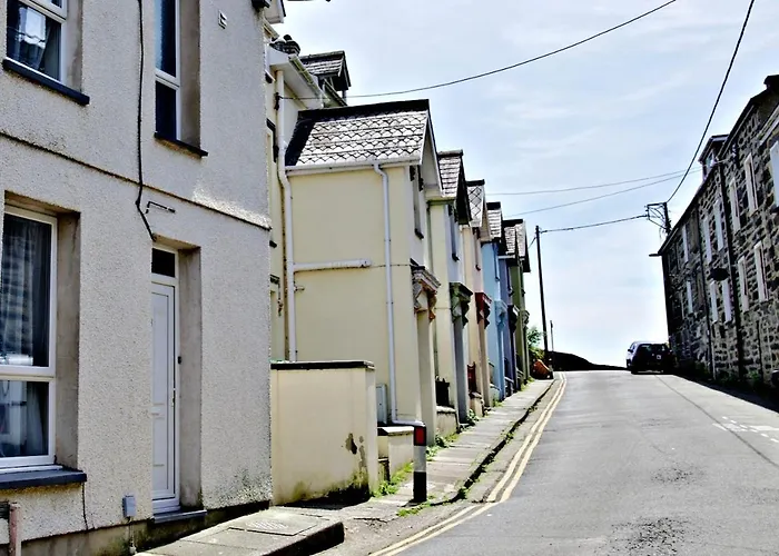 Harbour & Mountain Views, Porthmadog House, Sleeps 9, 4 Bedrooms, Two And Half Bathrooms