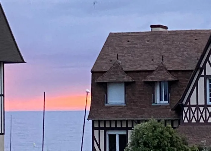 Appartement 65m2 avec balcon vues partielles mer à 150m de la plage et centre, wifi et parking privé