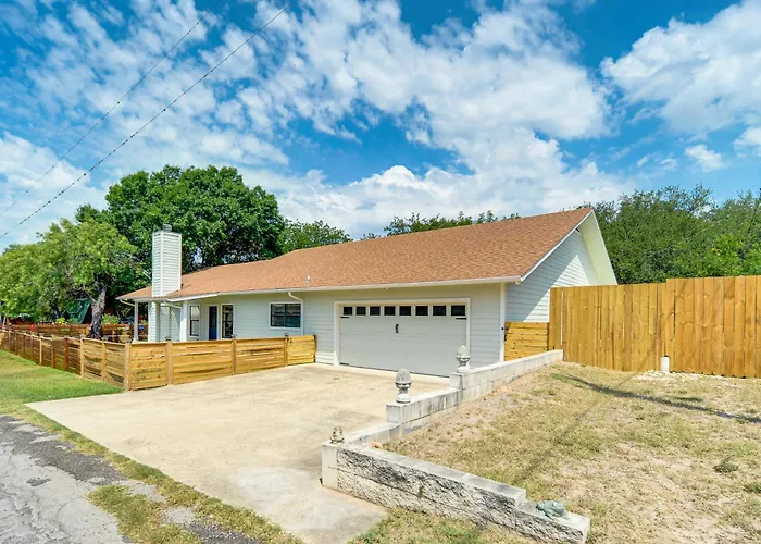 Texas Hill Country Retreat - Walk To Nueces River!