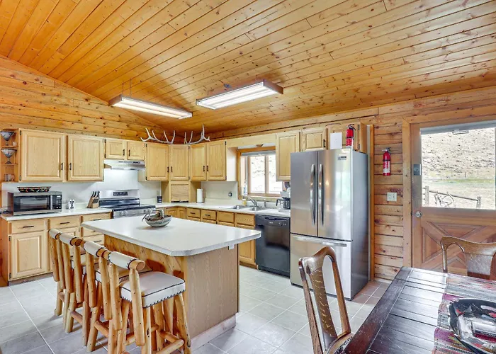 Dubois Riverfront Lodge W/ On-Site Fishing & Views