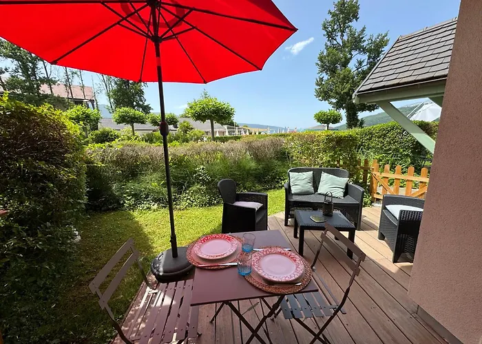 Studio Le Beach du Lac d'Annecy avec les pieds dans l eau, plage et ponton privé