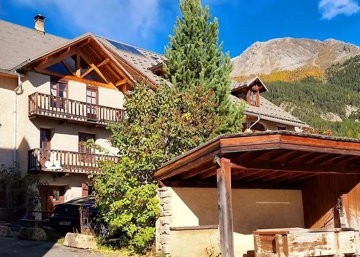 Grande Maison au pied du Col