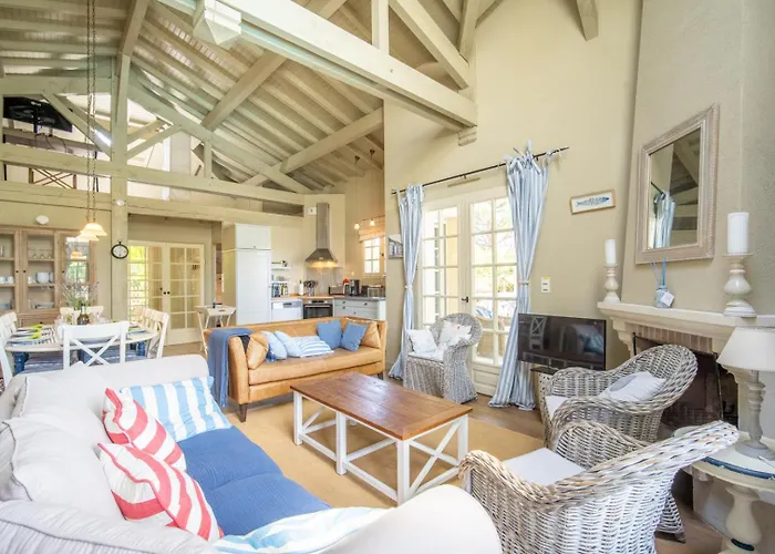 Unique Pool Villa 500M From The Beach, Hamptons Style With Beautiful Garden