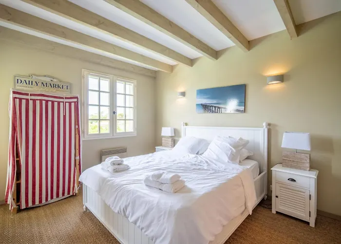 Unique Pool Villa 500M From The Beach, Hamptons Style With Beautiful Garden