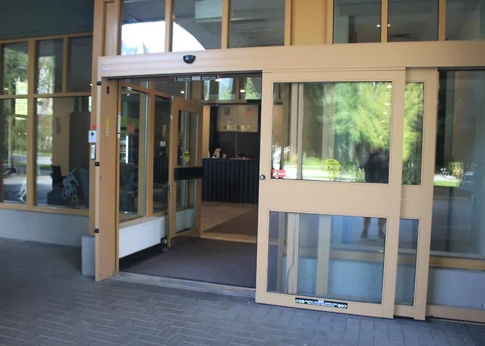 Cascade Lodge, Ski Valet Service, Boot And Glove Dryer, 2 Hot Tubs, Year Round Heated Pool, Gym, Sauna, Change Rooms & Showers, Wifi, Cable Tv, Front Desk Check In Services