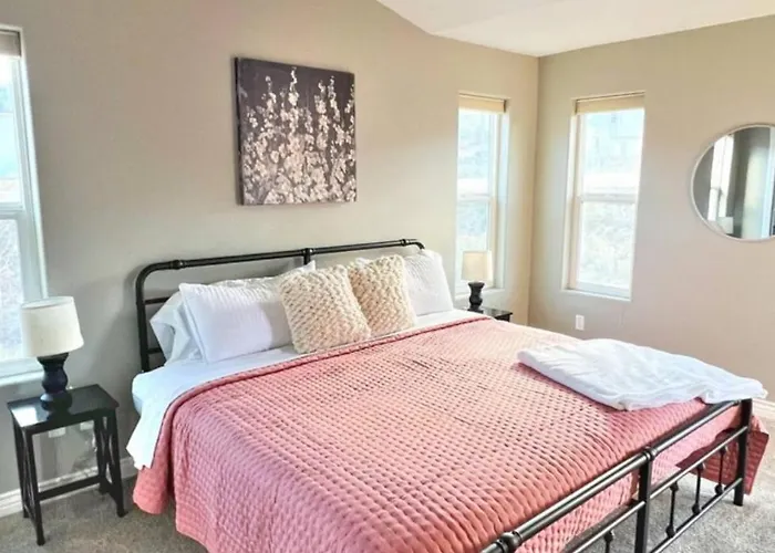 Private Stylish Townhome Near Isu & Hospital