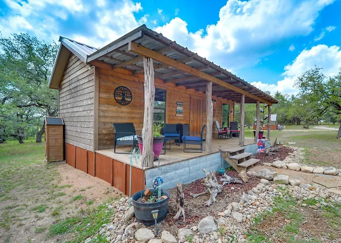 'Cozy Cabin' Hill Country Escape W/ Views