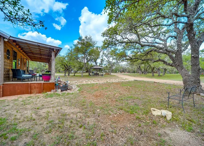 'Cozy Cabin' Hill Country Escape W/ Views
