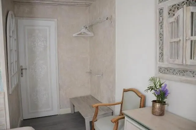 Petite chambre avec 2 lits dans maison d'artiste centre ville