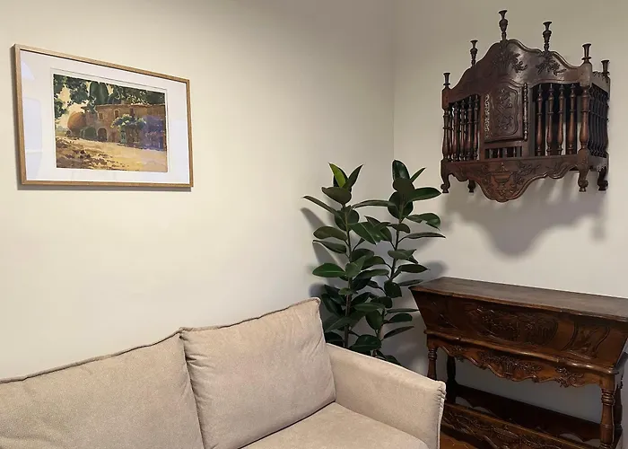 Charmante PETITE MAISON avec vue panoramique, en centre historique, proche d'Avignon, ancienne, rénovée, climatisée, terrasse, parking public gratuit