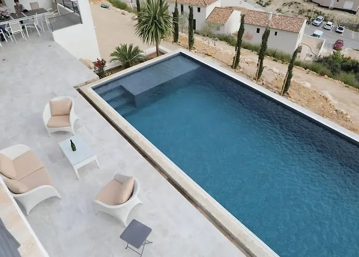 Belle contemporaine avec piscine proche d'Aix en Provence