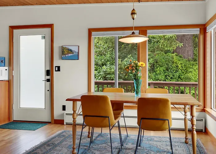 Pet-Friendly Oceanview Cabin Near Manzanita