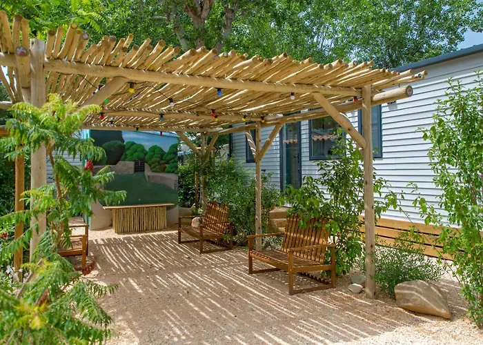 Hotel pres du College: Camping Les Jardins d Agathe