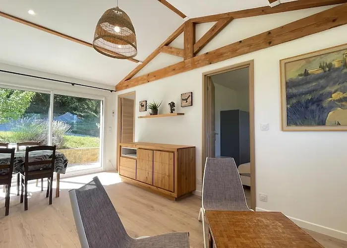maisonnette entre bois et champs