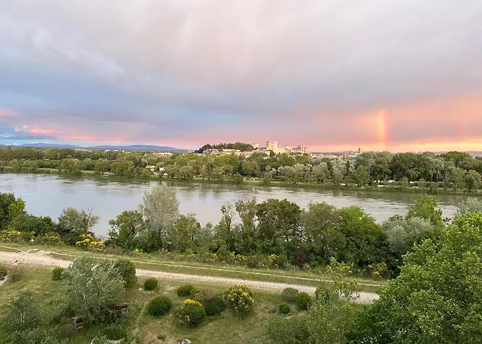 Charmante PETITE MAISON avec vue panoramique, en centre historique, proche d'Avignon, ancienne, rénovée, climatisée, terrasse, parking public gratuit