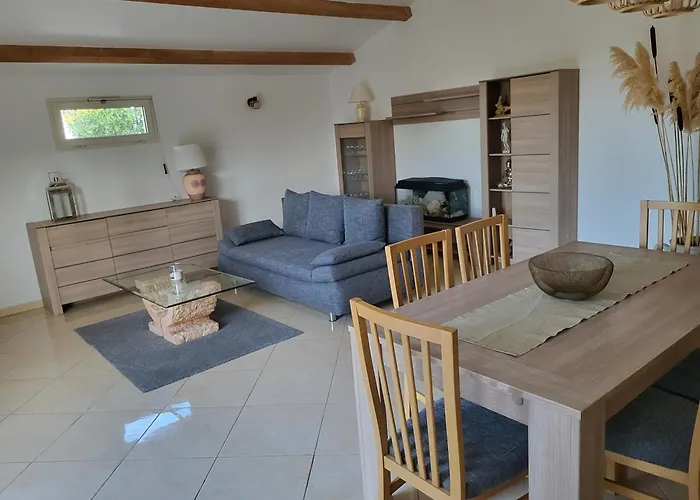 Maison jumelée clôturée