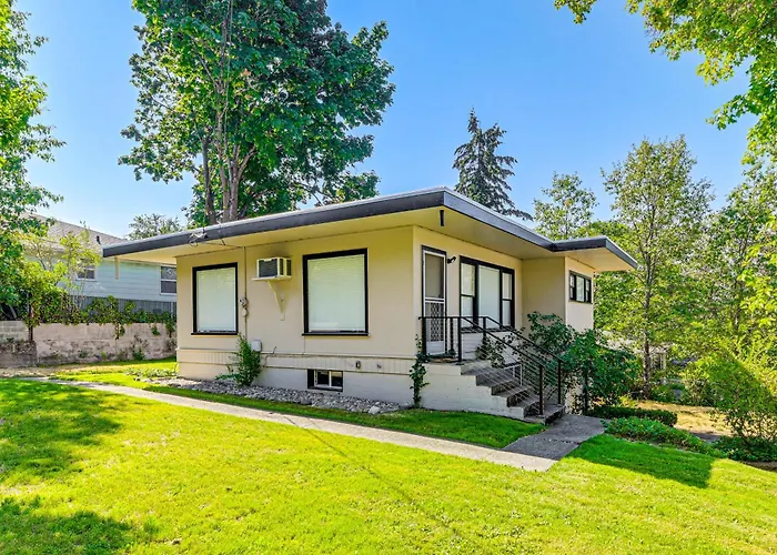 Grants Pass Getaway W/ Expansive Deck!