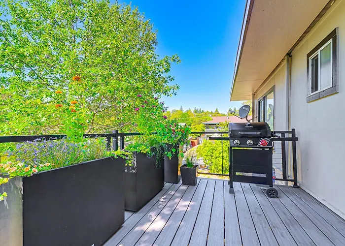 Grants Pass Getaway W/ Expansive Deck!