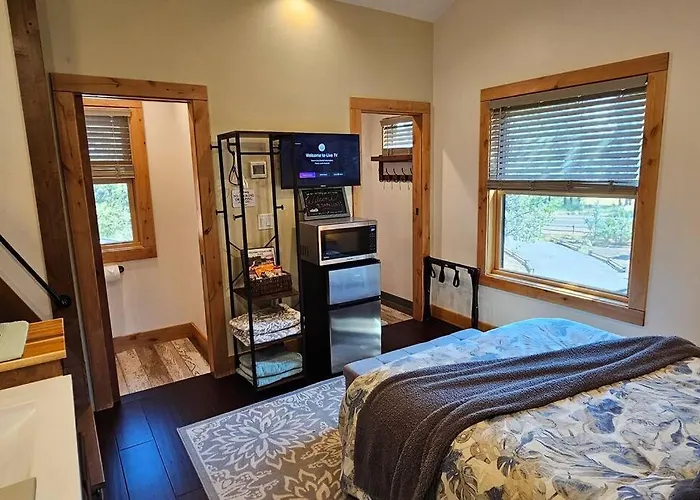Beautiful Riverfront Near Mt Bachelor With Hot Tub