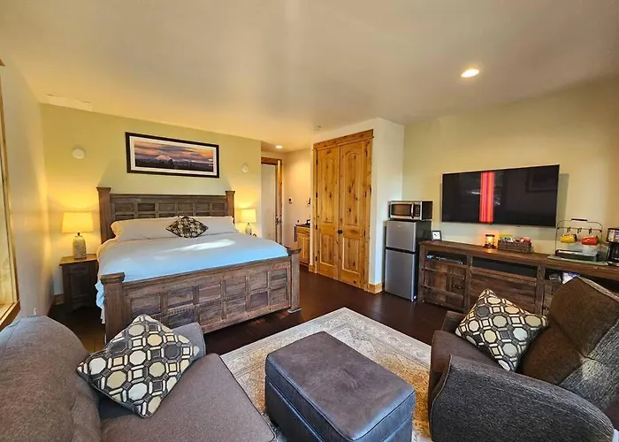 Beautiful Riverfront Near Mt Bachelor With Hot Tub