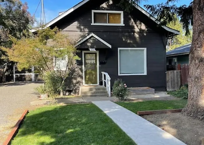 Classic & Cozy Apartments - Parking & Close To Dw