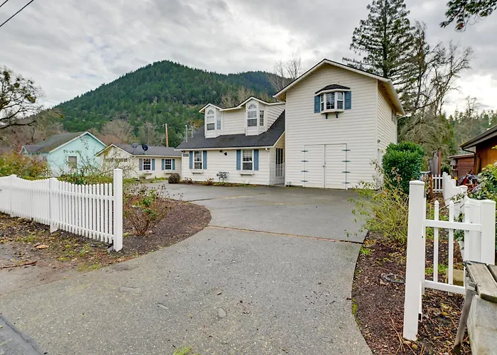 Spacious Grants Pass Home W/ Hot Tub & River Views