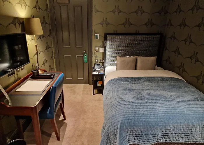 Hotels Close to Airport City Of London Club