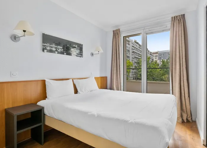 Grand appartement avec balcon - Proche Parc des Expo - Parking Privée