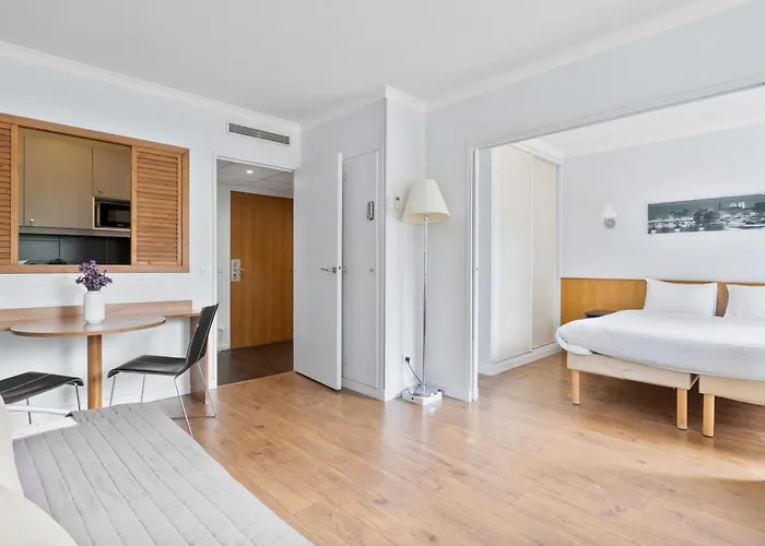 Grand appartement avec balcon - Proche Parc des Expo - Parking Privée