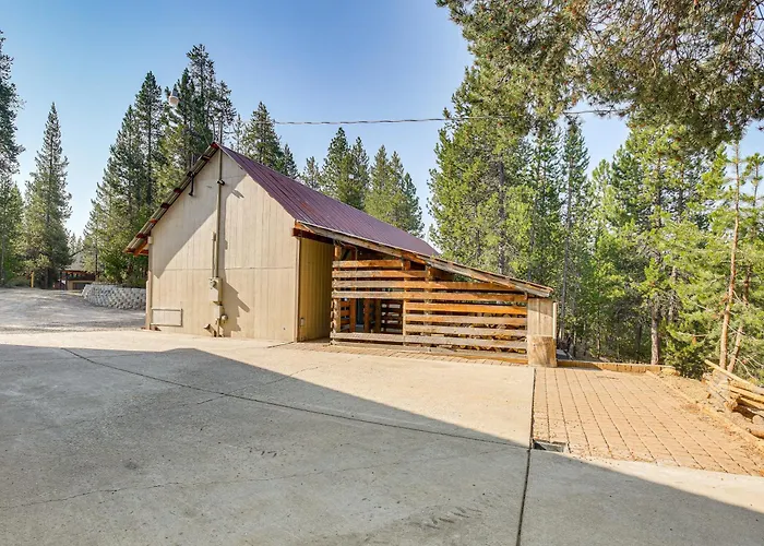 Woodsy Cabin Retreat ~ 4 Mi To Crescent Lake!