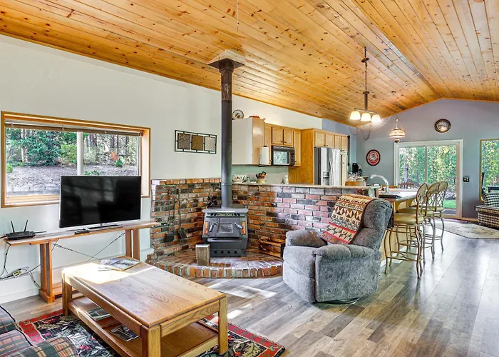 Woodsy Cabin Retreat ~ 4 Mi To Crescent Lake!