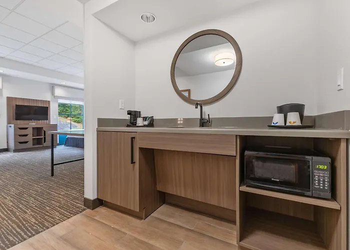 Hotel with pool: Hampton Inn & Suites Lake George