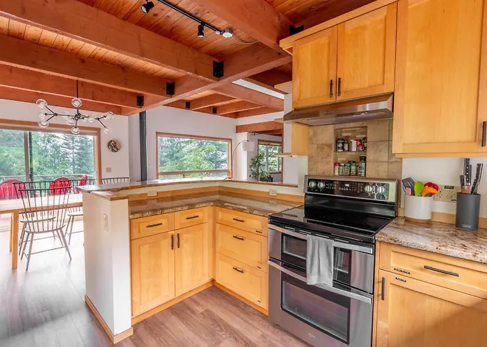 Stylish Deception Pass Retreat With Bay Views