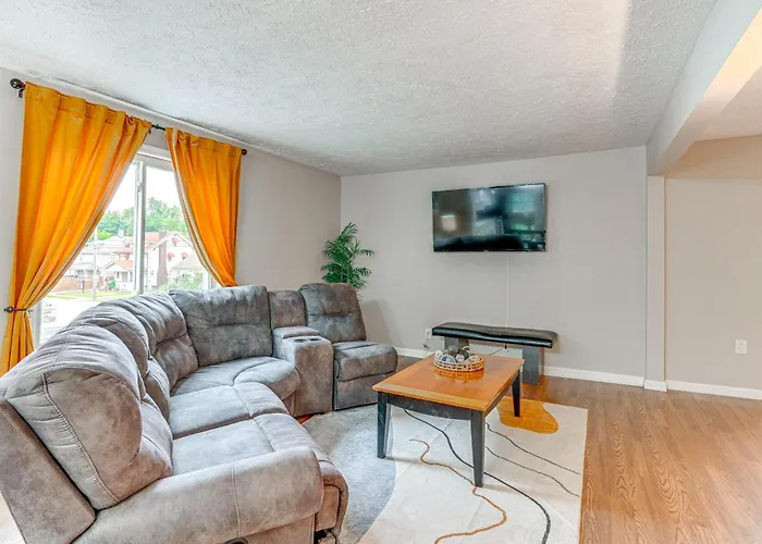~ 2 Mi To Downtown: Bright Apt In Lansing!