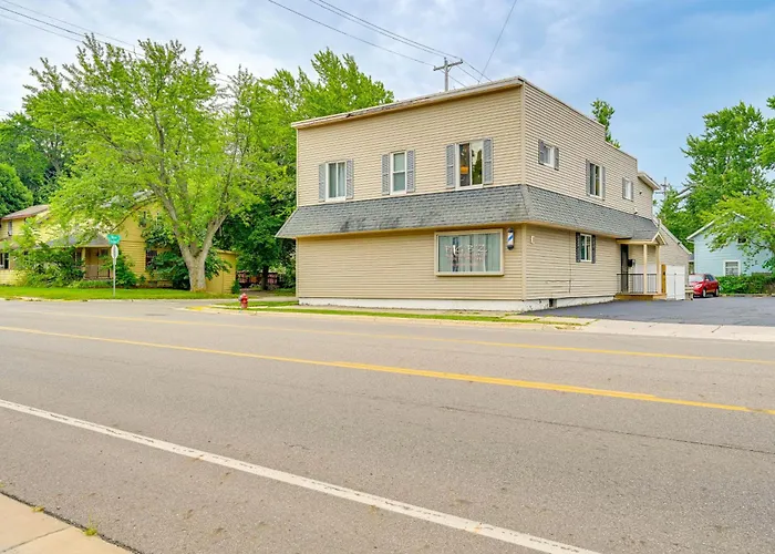 ~ 2 Mi To Downtown: Bright Apt In Lansing!
