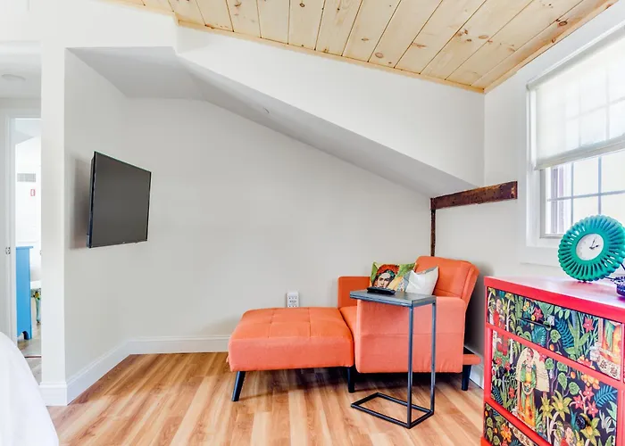 2Br Flat Above Historic Cider Mill