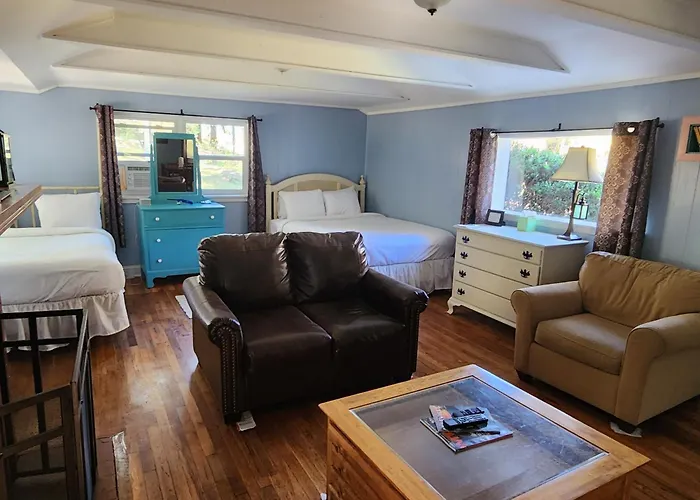 Pet Friendly hotel: The Pines Cottages